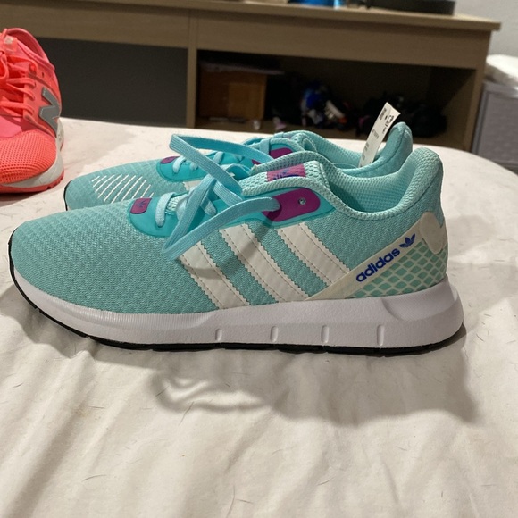 Size 6 Adidas shows - Picture 2 of 4